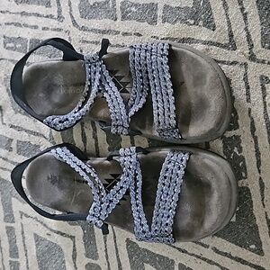 Womens Size 8 skechers memory foam sandals